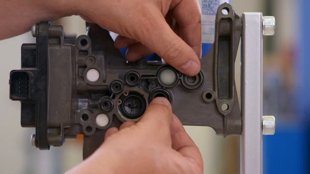 Replacement of the four circuit protection valve on the EAC2.1 смотреть онлайн