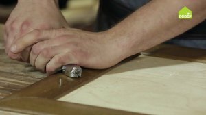 Крепим наличник при помощи гвоздей