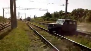 Уаз застрял на рельсах