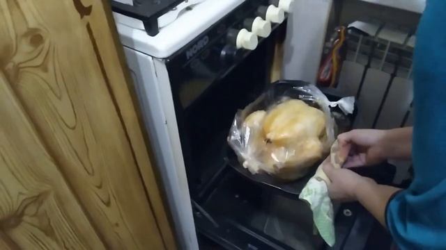 Курица с бананами запеченная целиком в рукаве в духовке смотреть онлайн
