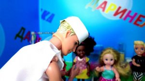 НОВЫЙ УЧИТЕЛЬ - НОВЫЕ ПРАВИЛА🤣🤣 Физкультура в веселой ШКОЛЕ кукол Барби  и ЛОЛ истории Даринелка Т