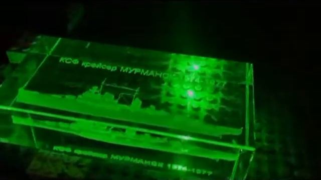 Нанесение лазерной гравировки внутри стекла.