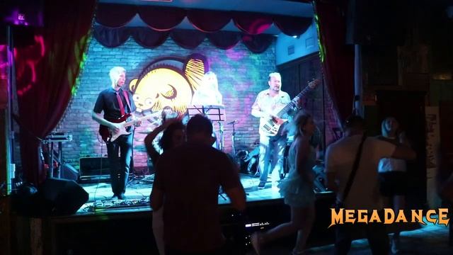 кавер группа MEGADANCE Волгоград в баре "Мама Норка Папа Бобер" 15 июня 2019г смотреть онлайн