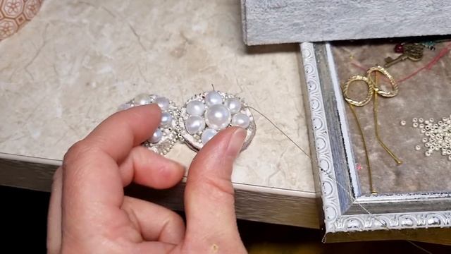Брошь орден с цепочками, серьги с жемчугом #авторскиеукрашения смотреть онлайн