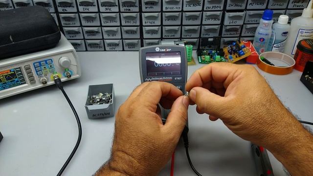 Multimetro, Osciloscópio, Capacímetro, Medidor de hFE num único aparelho - TOOLTOP ET827 смотреть онлайн