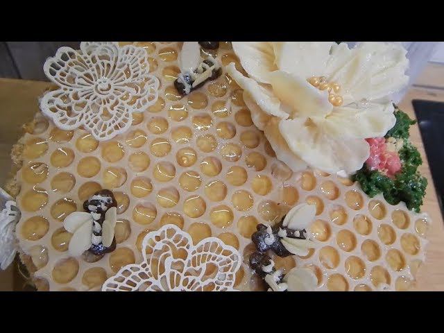 Торт Медовик. Медовые коржи. Крем сметанный с взбитыми сливками. Шоколадные соты с медом. смотреть онлайн