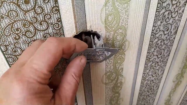 Замена одинарной розетки на двойную с надежным креплением в старом металическом подрозетнике смотреть онлайн