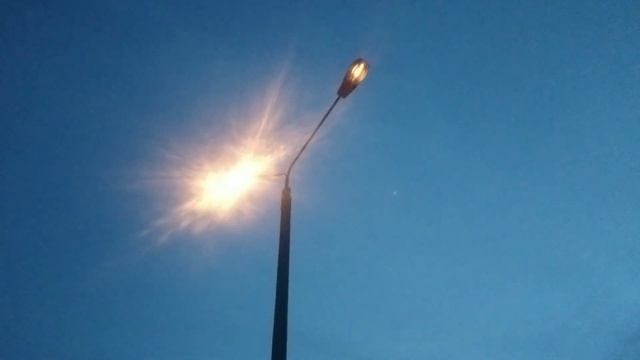 вторая лампа уличного фонаря загорается и гаснет смотреть онлайн