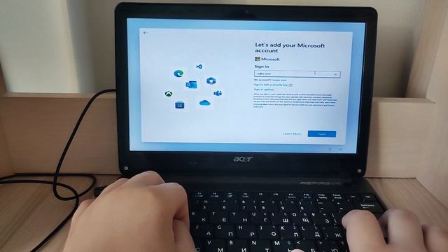 Windows 11 и Debian 12 на Acer Aspire One 722