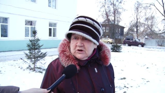 Люди в городе гуляют по льду: будьте осторожны. смотреть онлайн