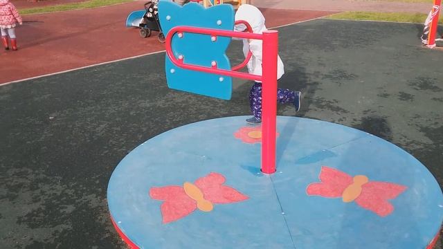 Детская площадка в парке "Озеро Долгое" | разминка для спортсменов по Скандинавской ходьбе смотреть онлайн