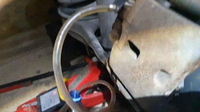 Замена тормозной жидкости в одиночку на Mitsubishi Pajero 4 смотреть онлайн