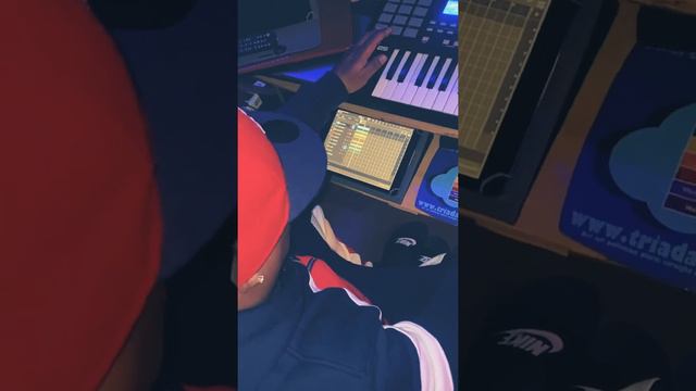 Ipad trap beat making /iPad Cook up zaytoven type beat #Beatmaker3 смотреть онлайн