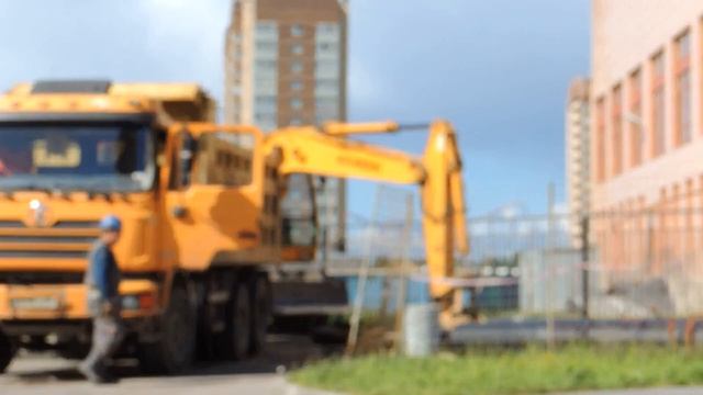 Желтый Экскаватор нагружает землёй Желтый Самосвал смотреть онлайн