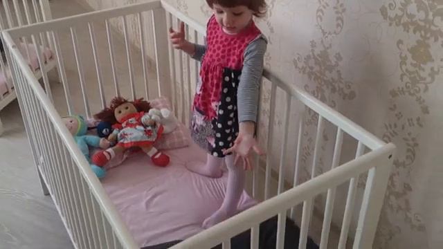 Даша укладывает кукол спать смотреть онлайн