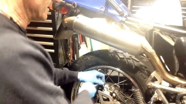 XT600e Rear Brake Bleeding and Brake Fluid Change смотреть онлайн