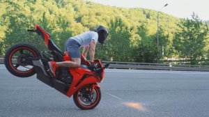 Рекорд стоппи на мотоцикле - Проехал 20 метров на переднем колесе.mp4