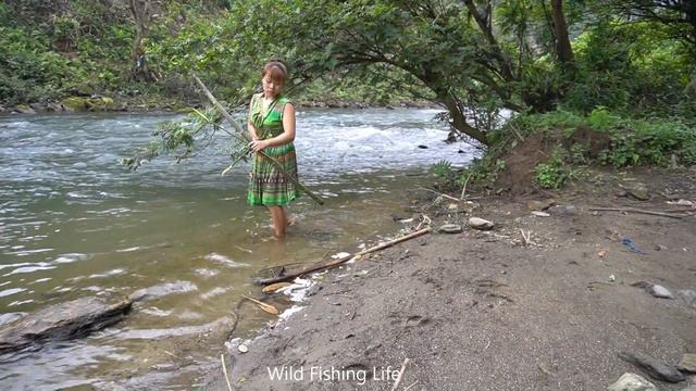 Primitive Wild Fishing - How To Dig Deep Mud Crack Hole Secret Finding Fish - LIVING OFF GRID смотреть онлайн