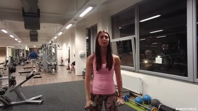 Поочередный подъем гантелей вперед по диагонали смотреть онлайн