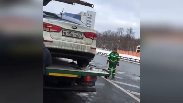 Водитель КИА РИО дерзко съехал с эвакуатор в Москве смотреть онлайн