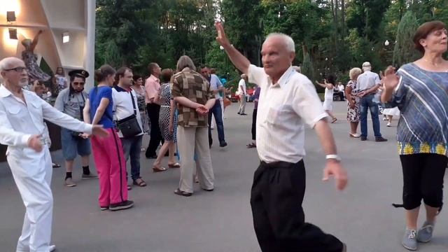 КИС-КИС-КИСА! СЧАСТЛИВЫЕ МОМЕНТЫ ИЗ ПАРКА ГОРЬКОГО ХАРЬКОВ ТАНЦЫ смотреть онлайн