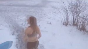 РАЗДЕЛАСЬ БЕГУ ГОЛОЙ ПО СНЕГУ!!!