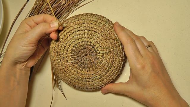 Начало кругового плетения сосновыми иголками смотреть онлайн