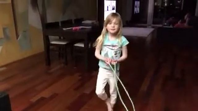 Jumping robe 5 years old backwards. Прыгать на скакалке в обратную сторону. смотреть онлайн