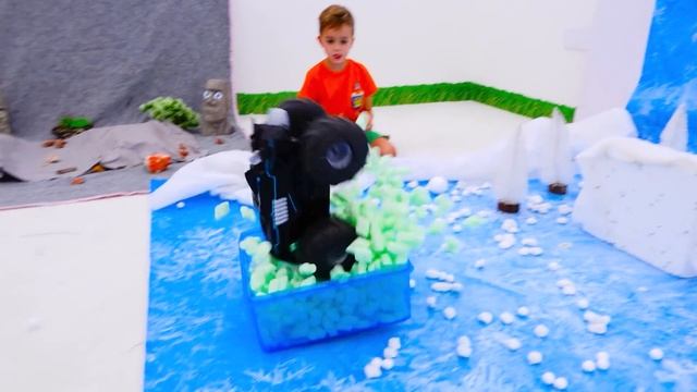 Влад и Никита спасают пещеру Бэтмена и играют с Бэтмобилем RC - История игрушек для детей