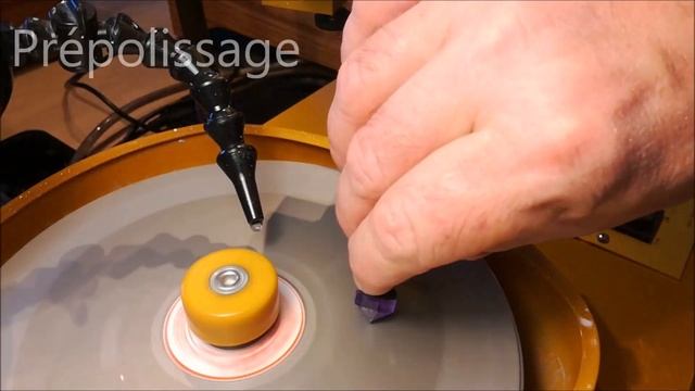 Stage De Taille De Pierres Précieuses. L'art Lapidaire Avec Une Facetron. Gemstone Faceting.