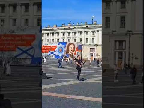 Дворцовая Площадь в Санкт Петербурге Остановились послушать уличного музыканта смотреть онлайн