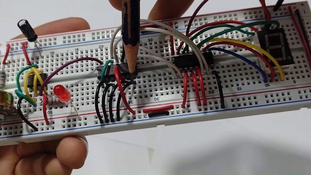 CONTADOR DIGITAL DE 0 A 9 - CIRCUITO FÍSICO смотреть онлайн