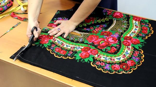 Шьём простую и нарядную блузку из павлопосадского платка за 20 минут ! by Nadia Umka ! смотреть онлайн