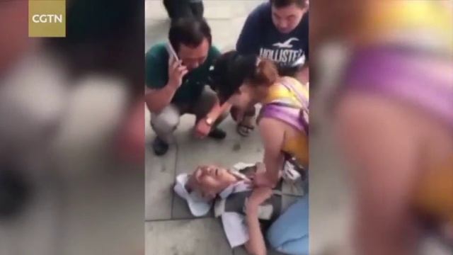 Китайская студентка спасла старика на жд станции в провинции Ляонин (северо-восток Китая) смотреть онлайн