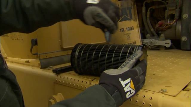 Conseils relatifs à l'inspection du filtre à huile pour votre machine Cat® смотреть онлайн
