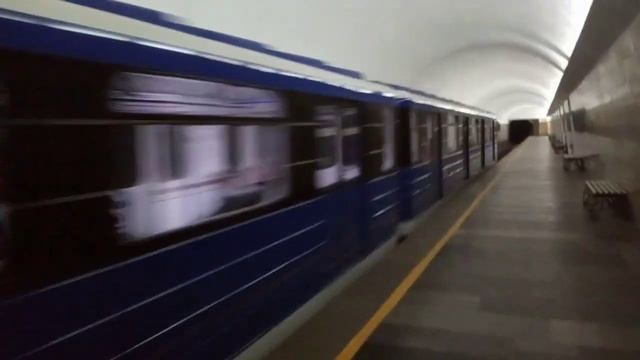 "второй модернизированный" 81.710.1 из еж3 5765 ст. Южный вокзал метро Харькова смотреть онлайн