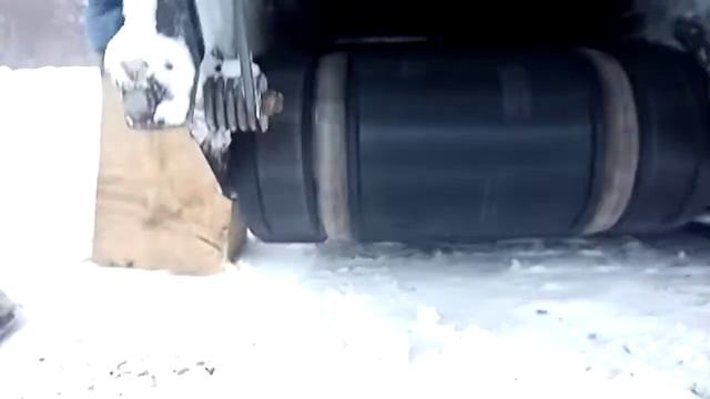 НАТЯЖКА И РЕГУЛИРОВКА ГУСЕНИЦ НА СНЕГОХОДЕ БУРАН #БУРАН смотреть онлайн