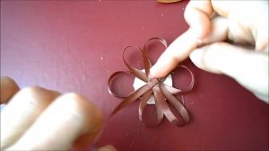 Как сделать цветок из лент с помощью клеевого пистолета.