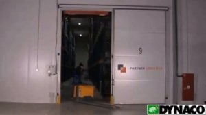 Скоростные рулонные ворота Dynaco в морозильнике