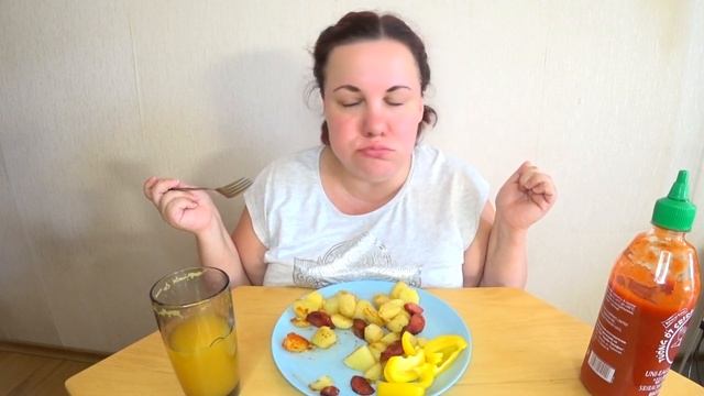 Mukbang / что нашла в холодильнике / картошка с сосисоном смотреть онлайн
