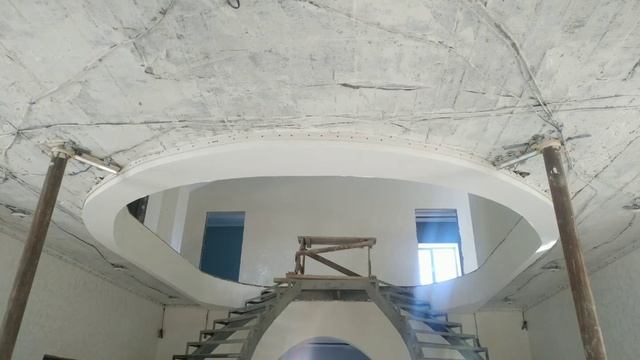 Монтаж натяжного потолка Магнитогорск. Криволинейный потолок и обход труб смотреть онлайн