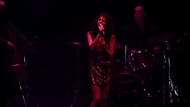 Nikki Yanofsky "Bienvenue dans ma vie" @ Halle aux Grains (Toulouse) смотреть онлайн