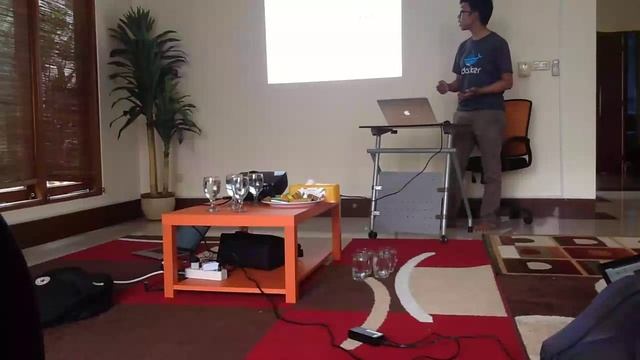 Introduction to Docker, a "virtualization" without heavy footprint - Sefrinaldi смотреть онлайн