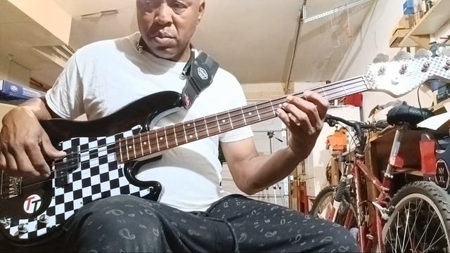 Squier Affinity Precision Bass смотреть онлайн