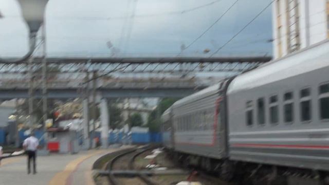 "Моя первая Таврия!" ЭП1М-749 с поездом №008А СПБ - Севастополь прибывает на станцию Ростов-Главный смотреть онлайн