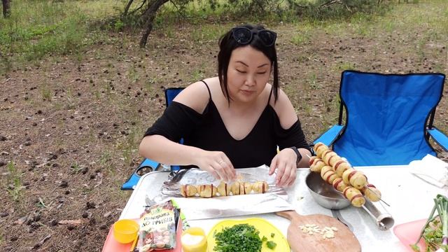 Шашлык из картошки. Новый вариант запеченной картошки на углях. Готовим на природе. смотреть онлайн