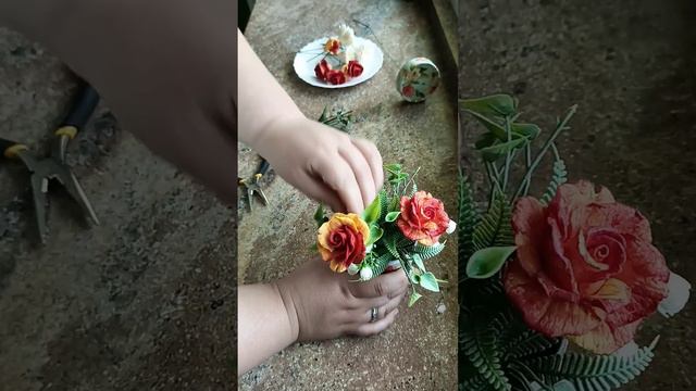 Букет з ромашок та троянд в маленькій коробочці смотреть онлайн