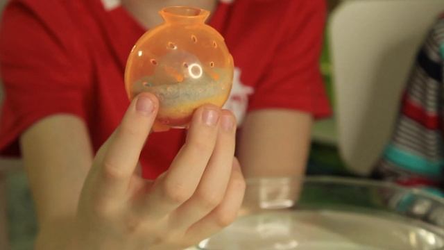 Как сделать прыгающий мяч своими руками? Амелия и Даня показывают.