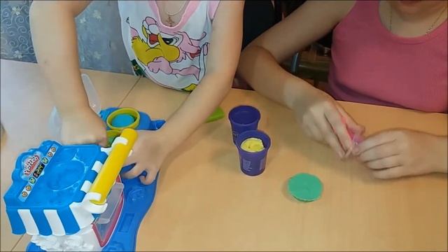 Видео для детей. Играем с Play Doh Sweet Shoppe. Лепим и печем из Плей До. смотреть онлайн