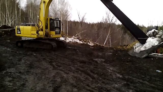 KOMATSU роняет подножник опоры ЛЭП весом 7,5 тонн смотреть онлайн